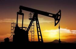 محدث.. النفط يتهاوى 4% عند التسوية بعد بيانات المخزونات الأمريكية