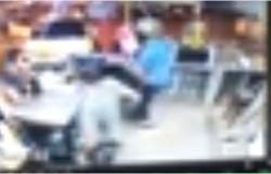شاهد بالفيديو :  سائق تاكسي يدهم محلا بالزرقاء ويصيب اثنين ويفر من المكان