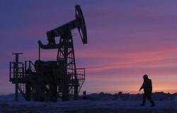 محدث.. النفط يتراجع 2% بعد بيانات المخزونات الأمريكية