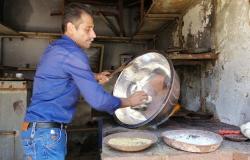 ( مهنة منقرضة تعود للحياة في سوق النحاسين بحلب السورية (فيديو وصور