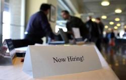 طلبات إعانة البطالة الأمريكية ترتفع لأعلى مستوى بـ7 أسابيع
