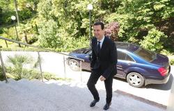 بشار الأسد يهدي زعيما عربيا مصحفا مكتوبا بماء الذهب (صور)