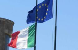 إيطاليا تعتزم خفض مستهدف عجز الموازنة لتجنب العقوبات الأوروبية