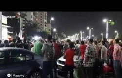 مواطنون يتابعون مباراة مصر وجنوب أفريقيا على أسوار ستاد القاهرة