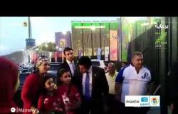 من داخل الاستاد.. وزير الشباب يلتقط صورًا تذكارية مع مشجعين مصريين