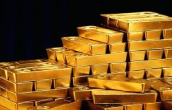 الذهب يقفز 10 دولارات مع ضعف العملة الأمريكية وخسائر الأسهم