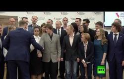 طالب روسي يضع بوتين في موقف طريف..