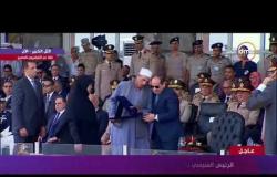 تكريم الرئيس السيسي لـ  اسرة شهيد البطل الرقيب أحمد محمد عبد العظيم