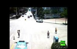 شاهد: صيني ينجح في إيقاف سيارة تسير بدون سائق