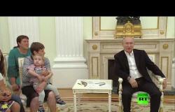 طفلة روسية "تنتهك" برتوكول الكرملين وترقص في اجتماع مع بوتين