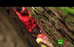شاهد: طفل صيني يعلق في فجوة ضيقة بين جدارين