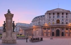 بنك إنجلترا يثبت معدل الفائدة ويخفض تقديرات النمو الاقتصادي