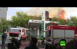شاهد.. حريق ضخم يلتهم مستودعا مهجورا في موسكو