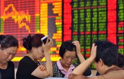 الأسهم الصينية تتراجع 2% مع هبوط اليوان لأدنى مستوى بعقد