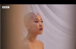 مدونة كورية تشارك متابعيها حلاقة شعرها بعد إصابتها بالسرطان