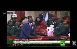 طرد نائبة كينية من البرلمان بسبب رضيعها