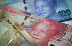 عملة جنوب أفريقيا تسجل أدنى مستوى بـ11شهراً مع المخاوف الاقتصادية