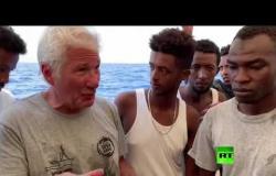 نجم هوليوود يفاجئ لاجئين عالقين في البحر المتوسط