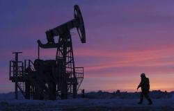 محدث.. النفط يرتفع 4% عند التسوية مع هدوء المخاوف التجارية