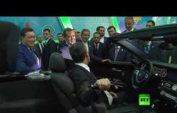 شاهد..  رئيس تركمانستان يلتقي رئيس وزراء روسيا ويتعرف على سيارة "أوروس" الروسية