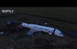 طائرة دون طيار تصور ما تبقى من الطائرة الروسية التي اصطدمت بالطيور وسقطت في ضواحي العاصمة