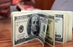 الدولار يصعد عالمياً لأعلى مستوى في أكثر من عامين