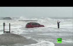 شاهد.. سيارة عالقة وسط الأمواج العاتية لحظة اقتراب إعصار "دوريان"