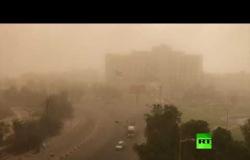 شاهد.. عاصفة رملية شديدة تضرب مدينة يمنية