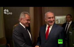 شاهد كيف التقى وزير الدفاع الروسي شويغو رئيس وزراء إسرائيل نتنياهو في سوتشي