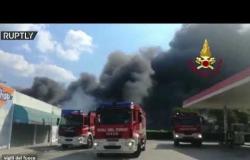 100 رجل إطفاء يخمدون حريقا ضخما في معمل بإيطاليا