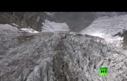 شاهد.. إحدى الكتل الجليدية في جبل مون بلان على وشك الانهيار