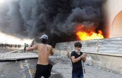 محتجون يحرقون مقر الحكومة المحلية في ذي قار وسط العراق