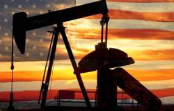 إنتاج النفط في الولايات المتحدة يتراجع من مستوى قياسي مرتفع