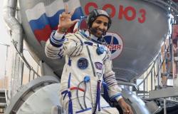 هبوط مركبة الفضاء "سويوز" على الأرض وعلى متنها رائد الفضاء الإماراتي هزاع المنصوري