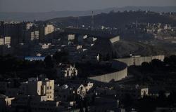 مستوطنون إسرائيليون يقتحمون قرية فلسطينية ويخطون عبارات عنصرية على الجدران