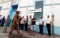 تونس... مكاتب الاقتراع تفتح أبوابها أمام الناخبين لاختيار نواب البرلمان