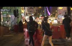 محتجون مقنعون يخربون ممتلكات عامة  في هونغ كونغ