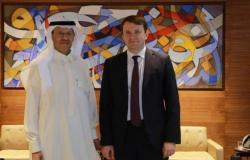 وزير الطاقة السعودي يبحث استقرار النفط مع وزير التنمية الروسي