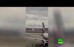 شاهد.. طائرة نقل عسكرية روسية تهبط اضطراريا دون عجلات