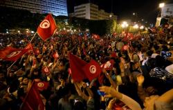 بعد استطلاع رأي يظهر فوز قيس سعيد… آلاف التونسيين يحتفلون في شارع الحبيب بورقيبة