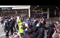 شاهد.. اشتباكات بين الشرطة والمتظاهرين في مطار برشلونة
