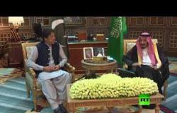 شاهد.. الملك السعودي يستقبل رئيس وزراء باكستان