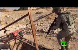 جنود أتراك يتفحصون نفقا شمال سوريا