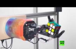 روبوت مبتكر يحل مكعب "روبيك" بـ 3 دقائق