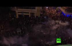 شاهد.. استخدام الغاز المسيل للدموع وتصاعد حدة الاشتباكات بين متظاهرين وقوى الأمن