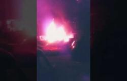 وصول سيارات الإطفاء للسيطرة على حريق معرض سيارات بالمهندسين