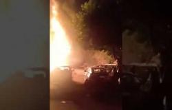 اللقطات الأولى لحريق معرض سيارات بالمهندسين