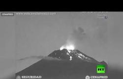 لحظة ثوران بركان بوبوكاتبتبيل في المكسيك