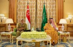 الملك سلمان يبحث مع رئيسة سنغافورة تعزيز التعاون بين البلدين