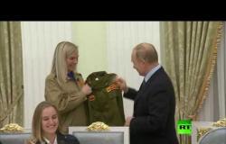 شاهد.. رواد فرق العمل الطلابية يقدمون للرئيس بوتين هدية قيمة